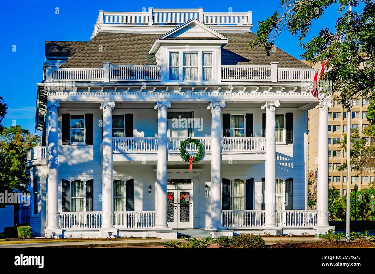 Das Jeremiah O'Keefe House, das jetzt von Bradford-O'Keefe Funeral Home bewohnt wird, ist am 28. Dezember 2022 in Ocean Springs, Mississippi, zu Weihnachten dekoriert. Stockfoto