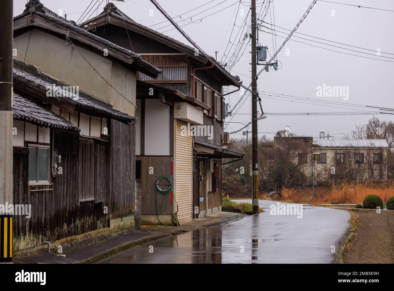 Altes japanisches Holzhaus in einem ländlichen Dorf an einem Regentag Stockfoto