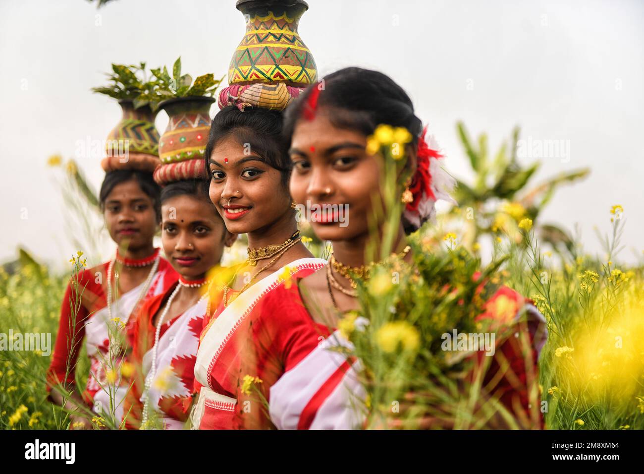 Junge Mädchen posieren für Fotos während des Tusu Festivals auf Makar Sankranti in einem abgelegenen Dorf in Shantipur. Stammesgemeinde Menschen aus dem ländlichen Bengal Indiens feiern das Tusu Festival am Tag von Makar Sankranti (markiert den Übergang der Sonne vom Sagittarius zum Capricorn) für die letzten 100 Jahre. Dieses Festival wird vor allem von jungen Mädchen gefeiert, die farbenfrohe Chowdal (handgefertigte bunte Gegenstände), dekorative Pflanzen und süße Gerichte namens PiDas im abgelegenen Dorf im südlichen Teil von Westbengalen, Indien, mit sich führen. (Foto von Avishek Da Stockfoto