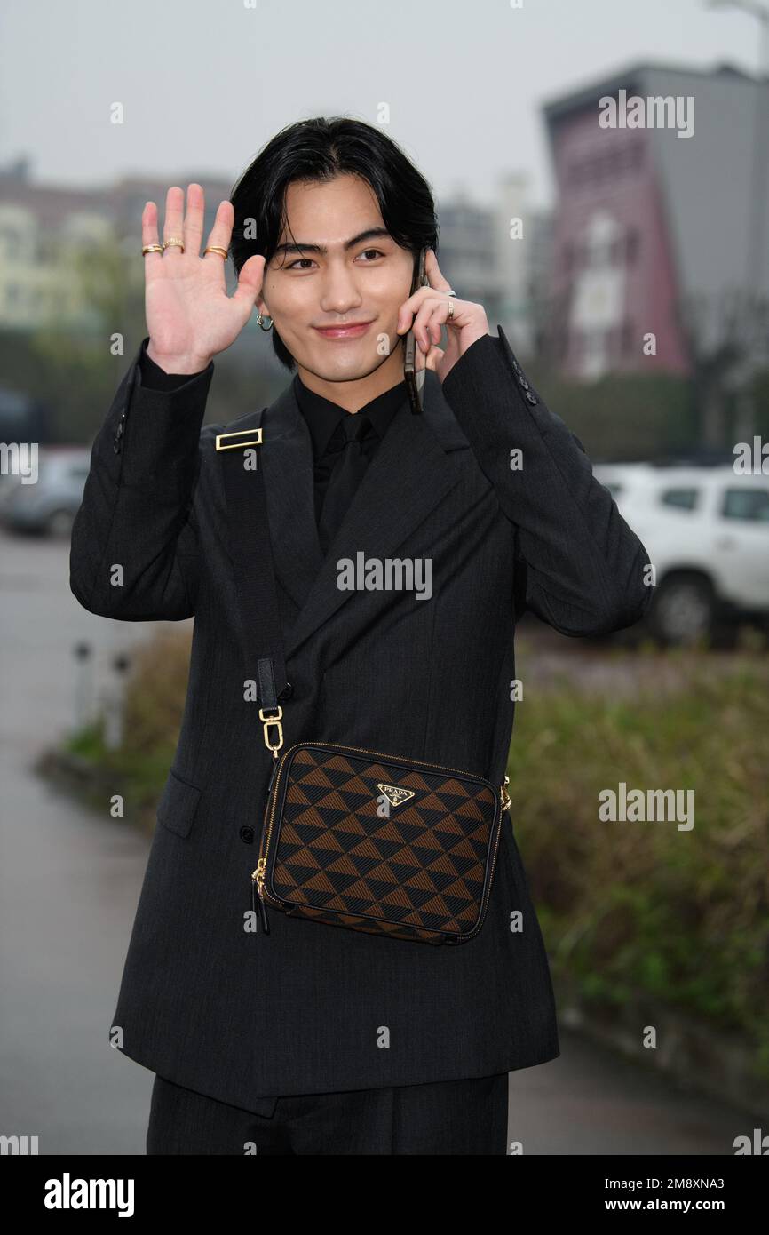 Gäste außerhalb der Prada-Show während der Milano Men's Fashion Week Herbst/Winter 2023/2024 Stockfoto