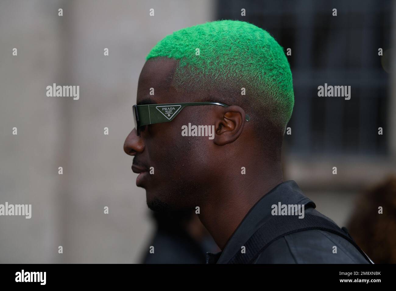 Gäste außerhalb der Prada-Show während der Milano Men's Fashion Week Herbst/Winter 2023/2024 Stockfoto