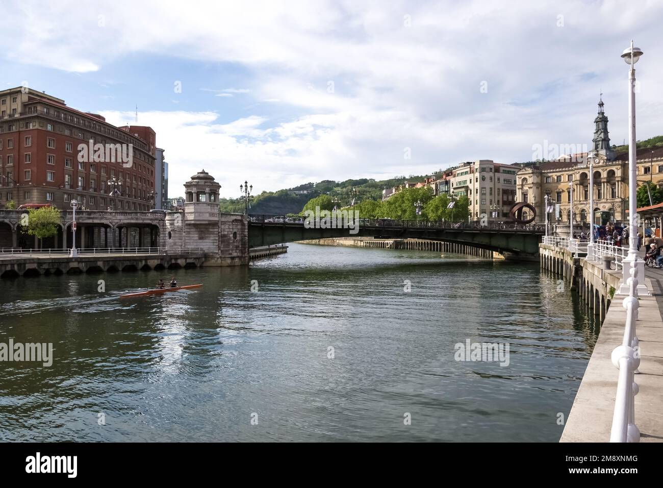 Architektonische Details am Ufer des Flusses Nervion in der Innenstadt von Bilbao, Spanien Stockfoto