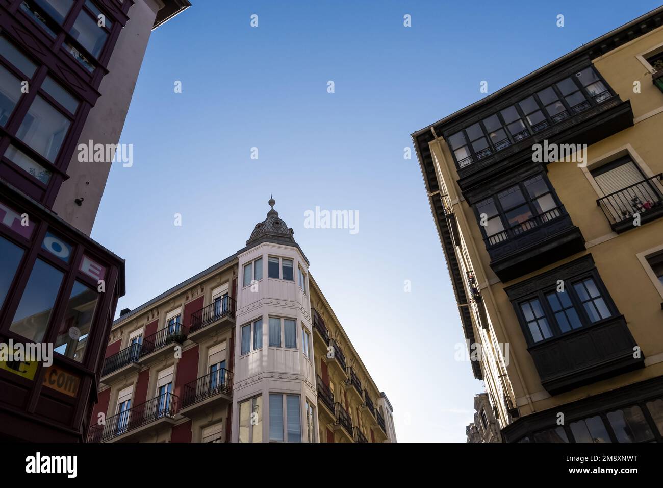 Architektonische Details des Casco Viejo (Altstadt), des mittelalterlichen Viertels der Stadt Bilbao, Spanien, Teil des Viertels Ibaiondo. Stockfoto