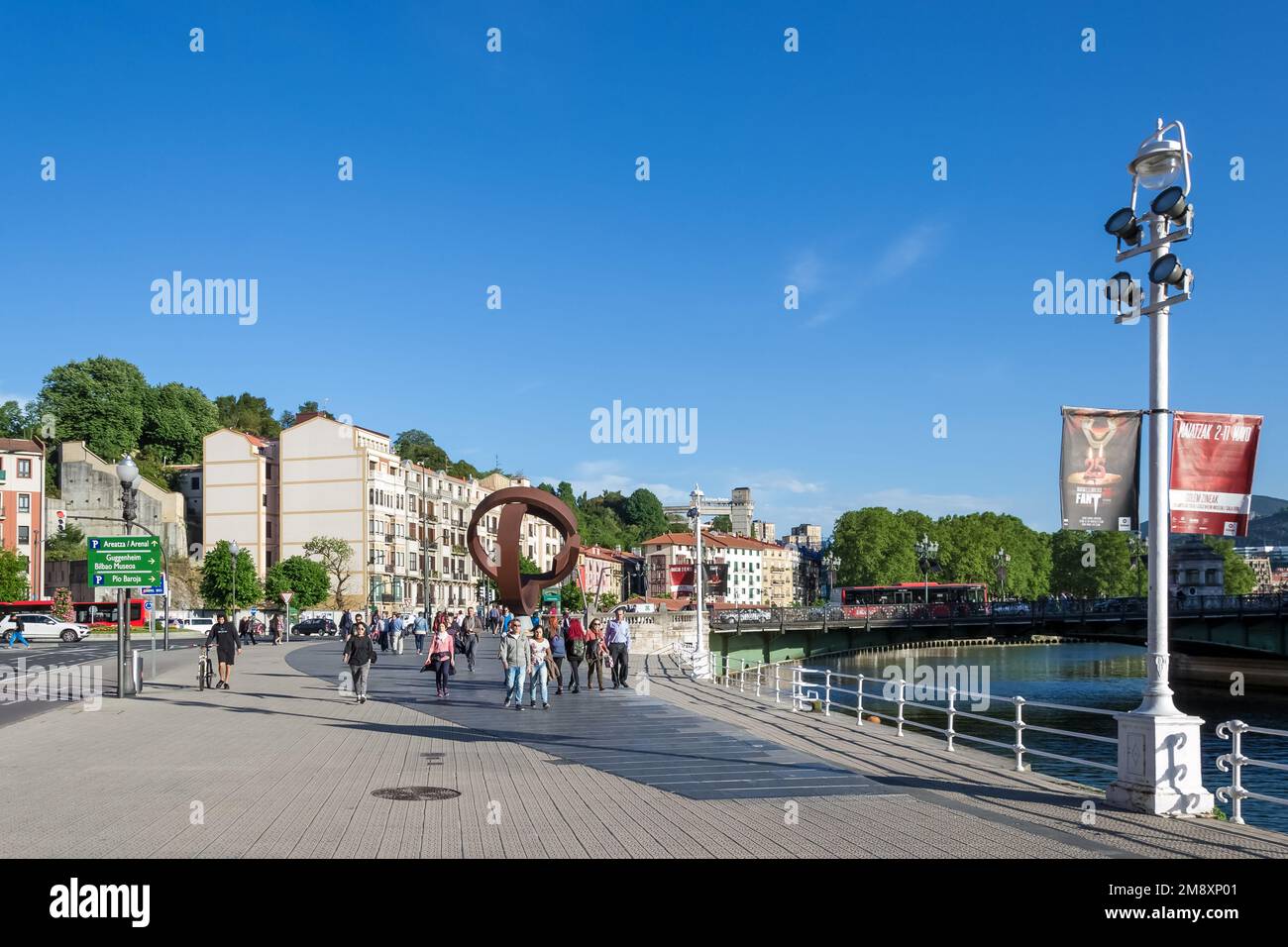 Architektonische Details am Ufer des Flusses Nervion in der Innenstadt von Bilbao, Spanien Stockfoto