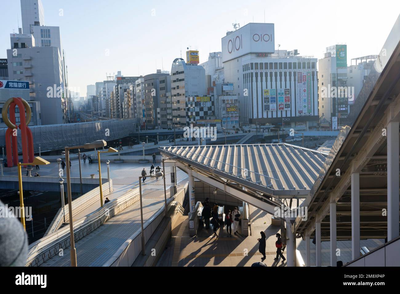 Tokio, Japan. 9. Januar 2023. Ostjapanische Eisenbahn Bahnhof Ueno.Bahnhof Ueno (¸Šé‡Žé) Ist ein wichtiger Verkehrsknotenpunkt im Norden Tokios. Es verkehren mehrere Bahnlinien, darunter die JR East-Linien Yamanote, Keihin-Tohoku, Takasaki und Utsunomiya, die Tokio Metro-Linien Ginza und Hibiya und die Ueno-Keisei-Linie der Keisei Electric Railway. Öffentlicher Nahverkehr, Großzug, Infrastruktur, Rush Hour, Pendelverkehr. (Kreditbild: © Taidgh Barron/ZUMA Press Wire) NUR REDAKTIONELLE VERWENDUNG! Nicht für den kommerziellen GEBRAUCH! Stockfoto
