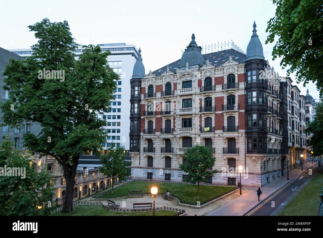 Architektonische Details des Gebäudes der Biscay Bar Association, der Berufsvereinigung der Rechtsanwälte der Biskaya, in der Stadt Bilbao, Spanien Stockfoto