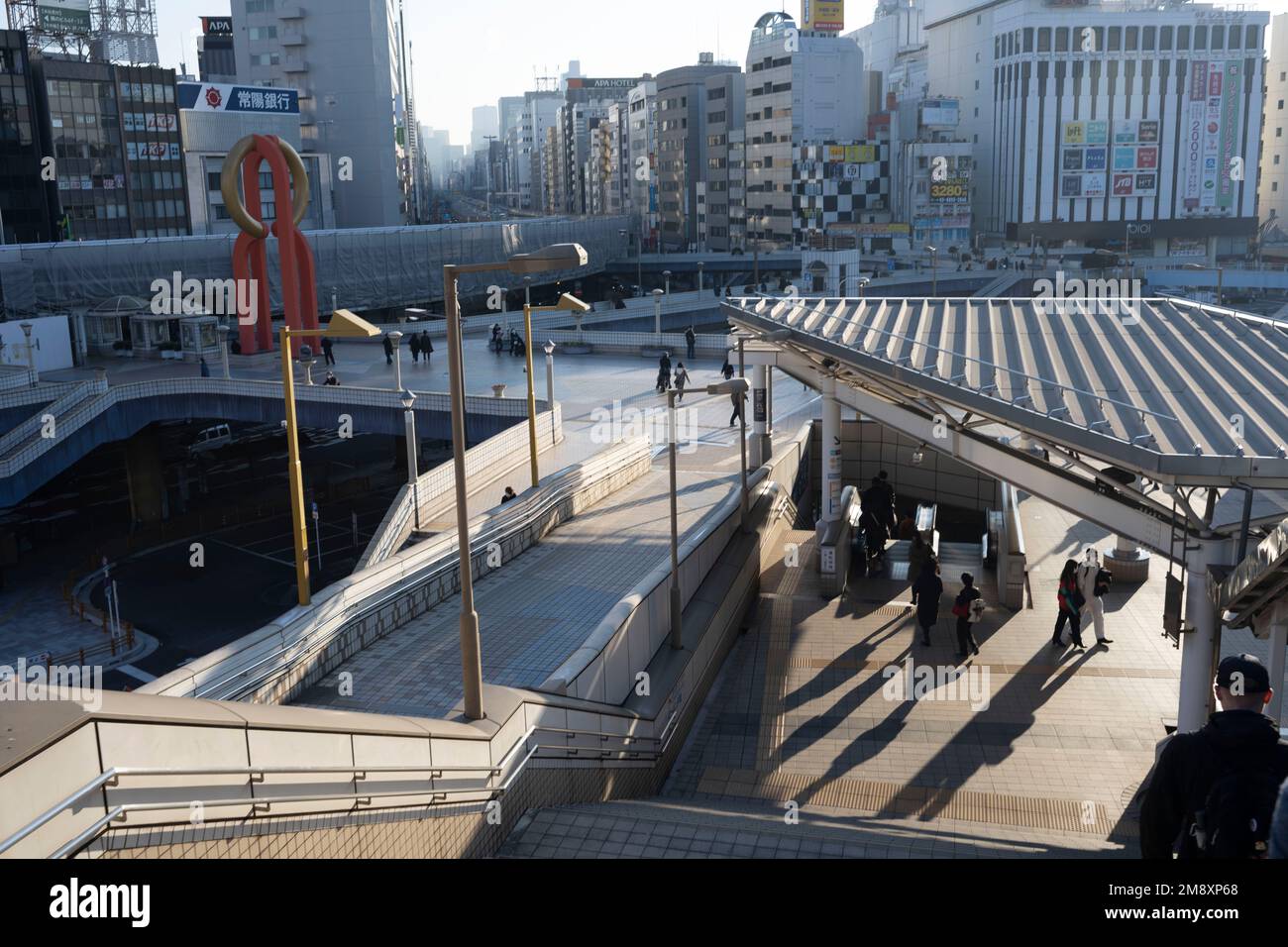 Tokio, Japan. 9. Januar 2023. Ostjapanische Eisenbahn Bahnhof Ueno.Bahnhof Ueno (¸Šé‡Žé) Ist ein wichtiger Verkehrsknotenpunkt im Norden Tokios. Es verkehren mehrere Bahnlinien, darunter die JR East-Linien Yamanote, Keihin-Tohoku, Takasaki und Utsunomiya, die Tokio Metro-Linien Ginza und Hibiya und die Ueno-Keisei-Linie der Keisei Electric Railway. Öffentlicher Nahverkehr, Großzug, Infrastruktur, Rush Hour, Pendelverkehr. (Kreditbild: © Taidgh Barron/ZUMA Press Wire) NUR REDAKTIONELLE VERWENDUNG! Nicht für den kommerziellen GEBRAUCH! Stockfoto