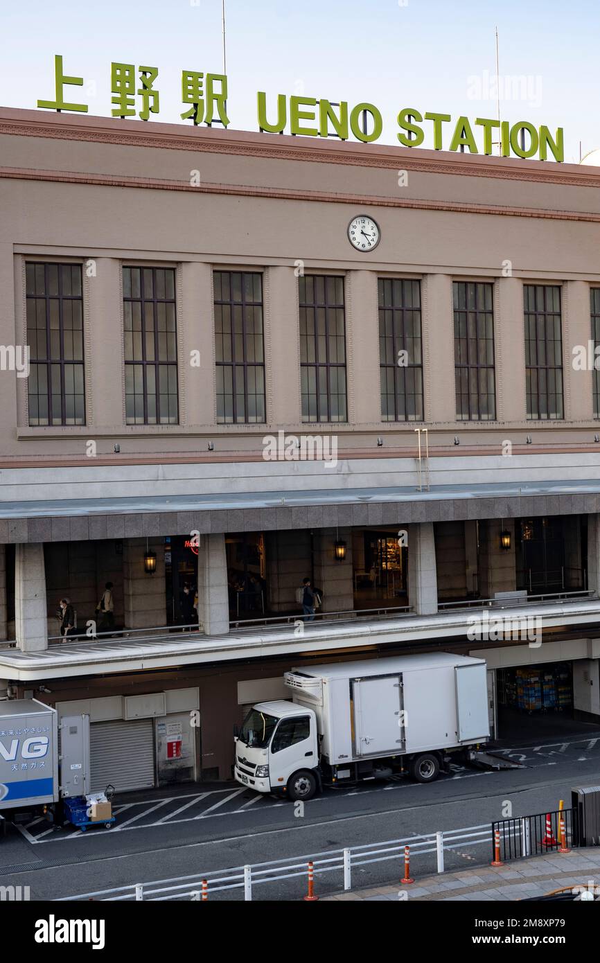 Tokio, Japan. 9. Januar 2023. Ostjapanische Eisenbahn Bahnhof Ueno.Bahnhof Ueno (¸Šé‡Žé) Ist ein wichtiger Verkehrsknotenpunkt im Norden Tokios. Es verkehren mehrere Bahnlinien, darunter die JR East-Linien Yamanote, Keihin-Tohoku, Takasaki und Utsunomiya, die Tokio Metro-Linien Ginza und Hibiya und die Ueno-Keisei-Linie der Keisei Electric Railway. Öffentlicher Nahverkehr, Großzug, Infrastruktur, Rush Hour, Pendelverkehr. (Kreditbild: © Taidgh Barron/ZUMA Press Wire) NUR REDAKTIONELLE VERWENDUNG! Nicht für den kommerziellen GEBRAUCH! Stockfoto