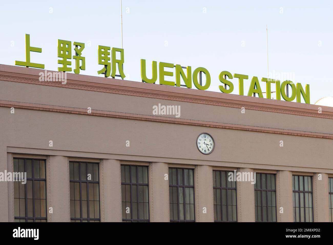 Tokio, Japan. 9. Januar 2023. Ostjapanische Eisenbahn Bahnhof Ueno.Bahnhof Ueno (¸Šé‡Žé) Ist ein wichtiger Verkehrsknotenpunkt im Norden Tokios. Es verkehren mehrere Bahnlinien, darunter die JR East-Linien Yamanote, Keihin-Tohoku, Takasaki und Utsunomiya, die Tokio Metro-Linien Ginza und Hibiya und die Ueno-Keisei-Linie der Keisei Electric Railway. Öffentlicher Nahverkehr, Großzug, Infrastruktur, Rush Hour, Pendelverkehr. (Kreditbild: © Taidgh Barron/ZUMA Press Wire) NUR REDAKTIONELLE VERWENDUNG! Nicht für den kommerziellen GEBRAUCH! Stockfoto
