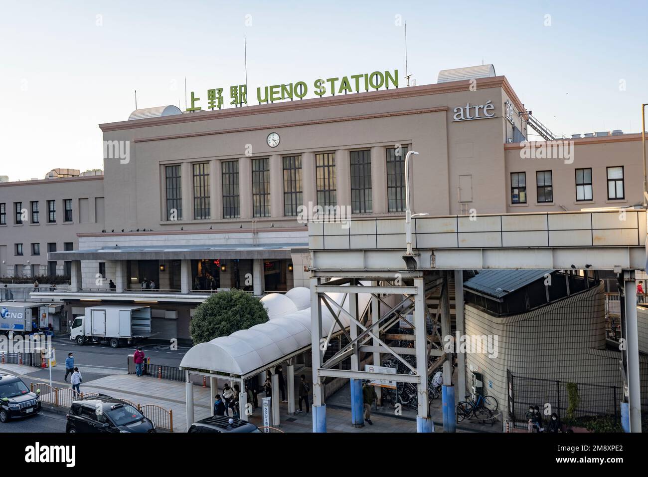 Tokio, Japan. 9. Januar 2023. Ostjapanische Eisenbahn Bahnhof Ueno.Bahnhof Ueno (¸Šé‡Žé) Ist ein wichtiger Verkehrsknotenpunkt im Norden Tokios. Es verkehren mehrere Bahnlinien, darunter die JR East-Linien Yamanote, Keihin-Tohoku, Takasaki und Utsunomiya, die Tokio Metro-Linien Ginza und Hibiya und die Ueno-Keisei-Linie der Keisei Electric Railway. Öffentlicher Nahverkehr, Großzug, Infrastruktur, Rush Hour, Pendelverkehr. (Kreditbild: © Taidgh Barron/ZUMA Press Wire) NUR REDAKTIONELLE VERWENDUNG! Nicht für den kommerziellen GEBRAUCH! Stockfoto