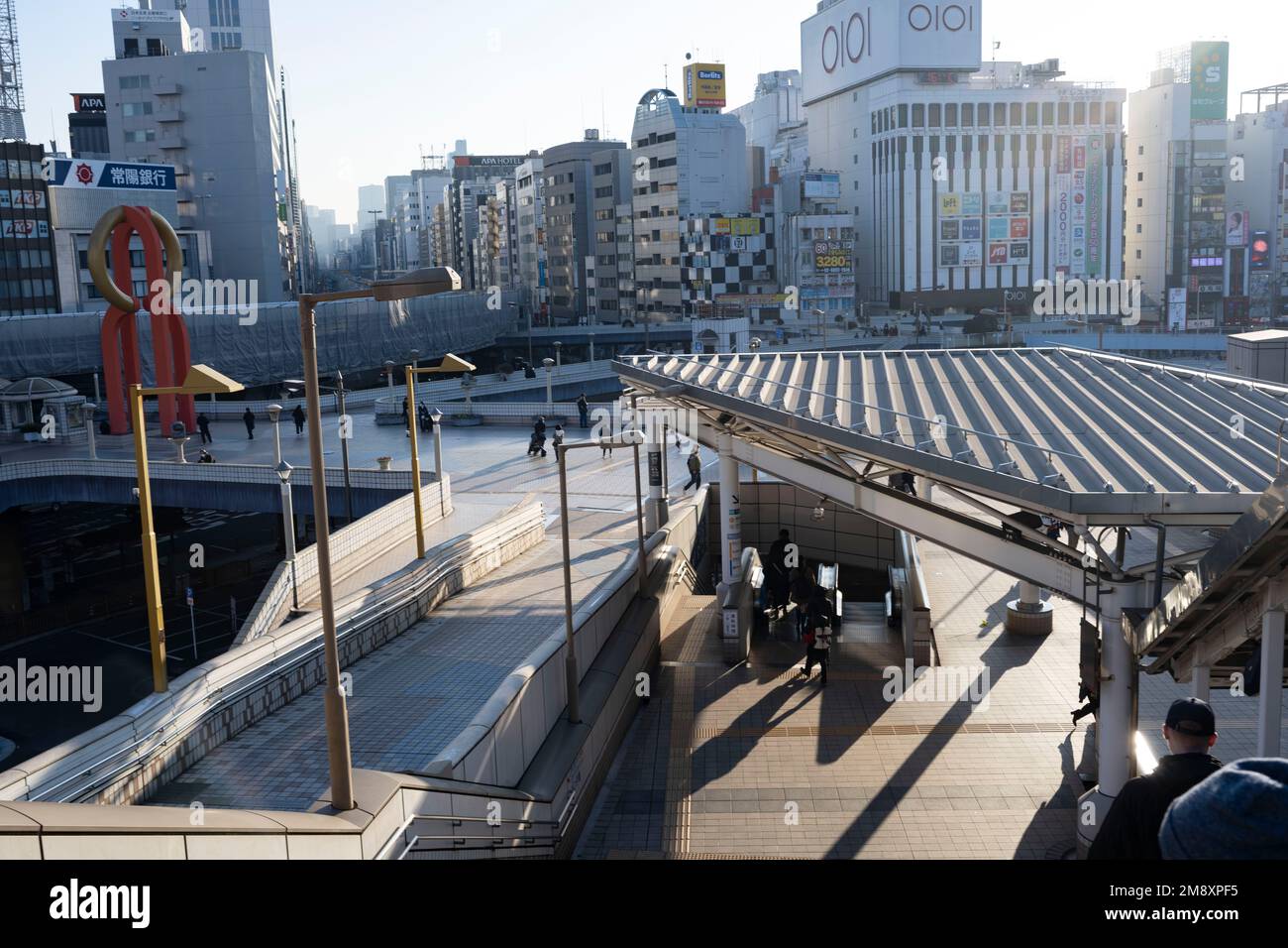 Tokio, Japan. 9. Januar 2023. Ostjapanische Eisenbahn Bahnhof Ueno.Bahnhof Ueno (¸Šé‡Žé) Ist ein wichtiger Verkehrsknotenpunkt im Norden Tokios. Es verkehren mehrere Bahnlinien, darunter die JR East-Linien Yamanote, Keihin-Tohoku, Takasaki und Utsunomiya, die Tokio Metro-Linien Ginza und Hibiya und die Ueno-Keisei-Linie der Keisei Electric Railway. Öffentlicher Nahverkehr, Großzug, Infrastruktur, Rush Hour, Pendelverkehr. (Kreditbild: © Taidgh Barron/ZUMA Press Wire) NUR REDAKTIONELLE VERWENDUNG! Nicht für den kommerziellen GEBRAUCH! Stockfoto
