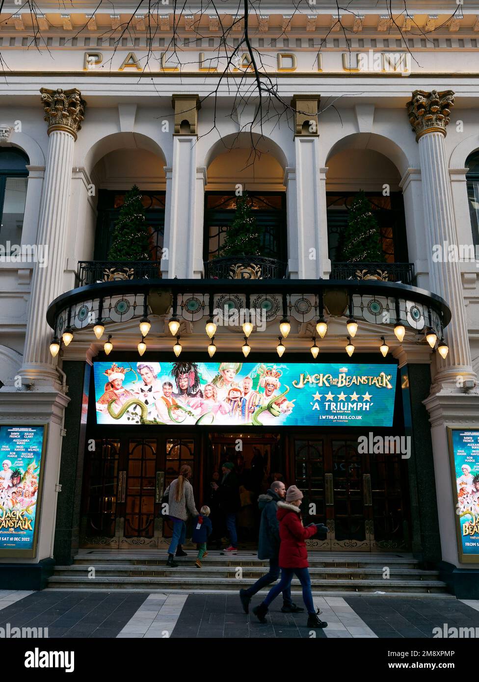 Außenansicht des Londoner Palladium Theaters mit Jack und der Beanstalk, während die Leute draußen vorbeilaufen. London, England Stockfoto