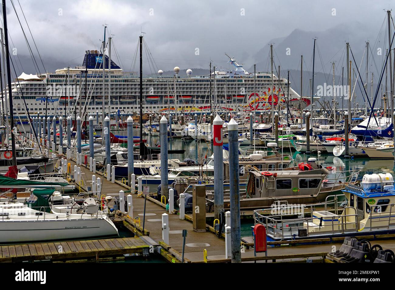 Seward Hafen, Anlegestellen für Schiffe, Kreuzfahrtschiff dahinter, Seward, Südostaska, Alaska, USA Stockfoto