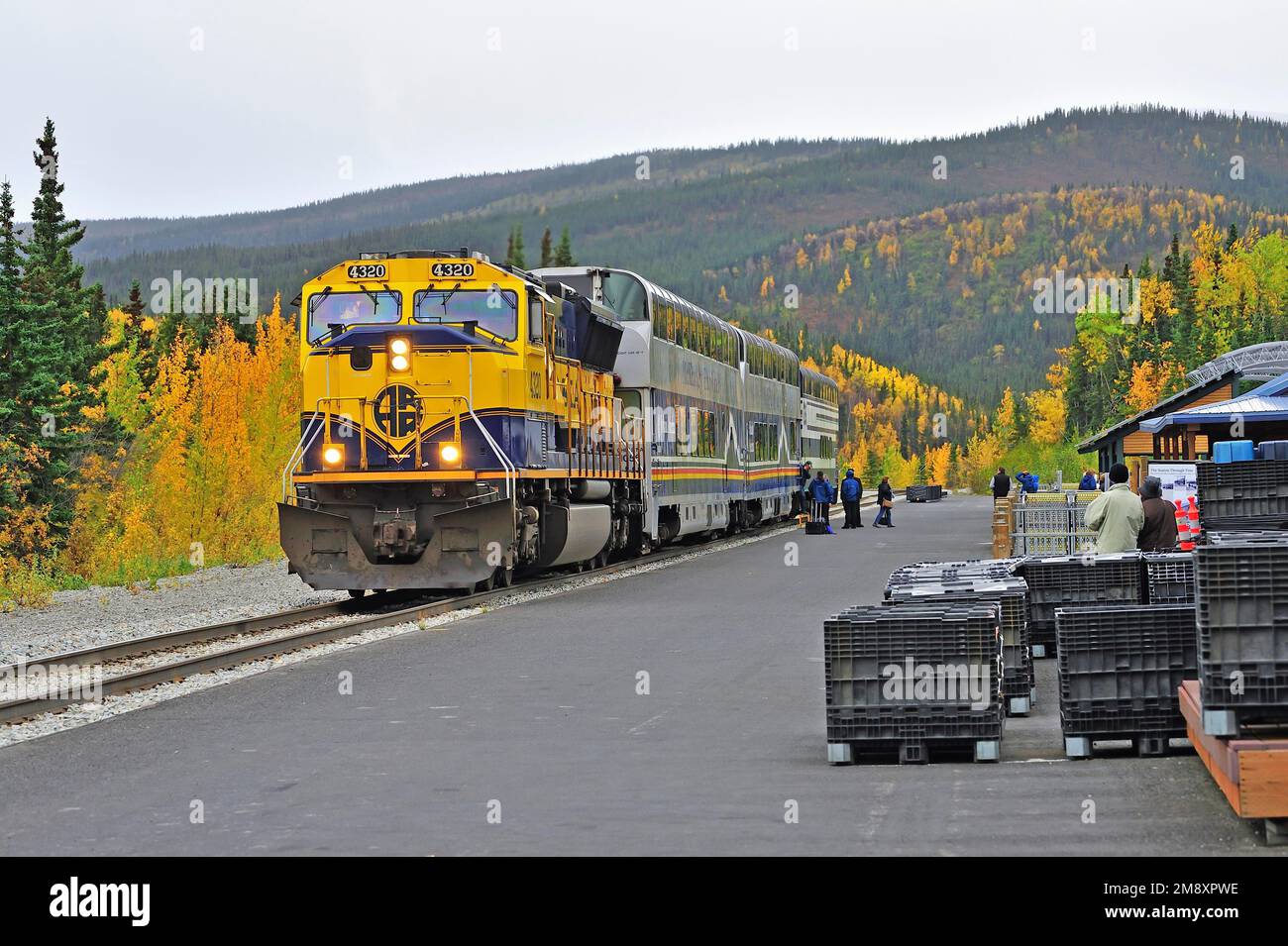 Alaska Railroad, Mc Kinley Village Station, Passagiere, Herbstatmosphäre, Central Alaska, Alaska, USA Stockfoto