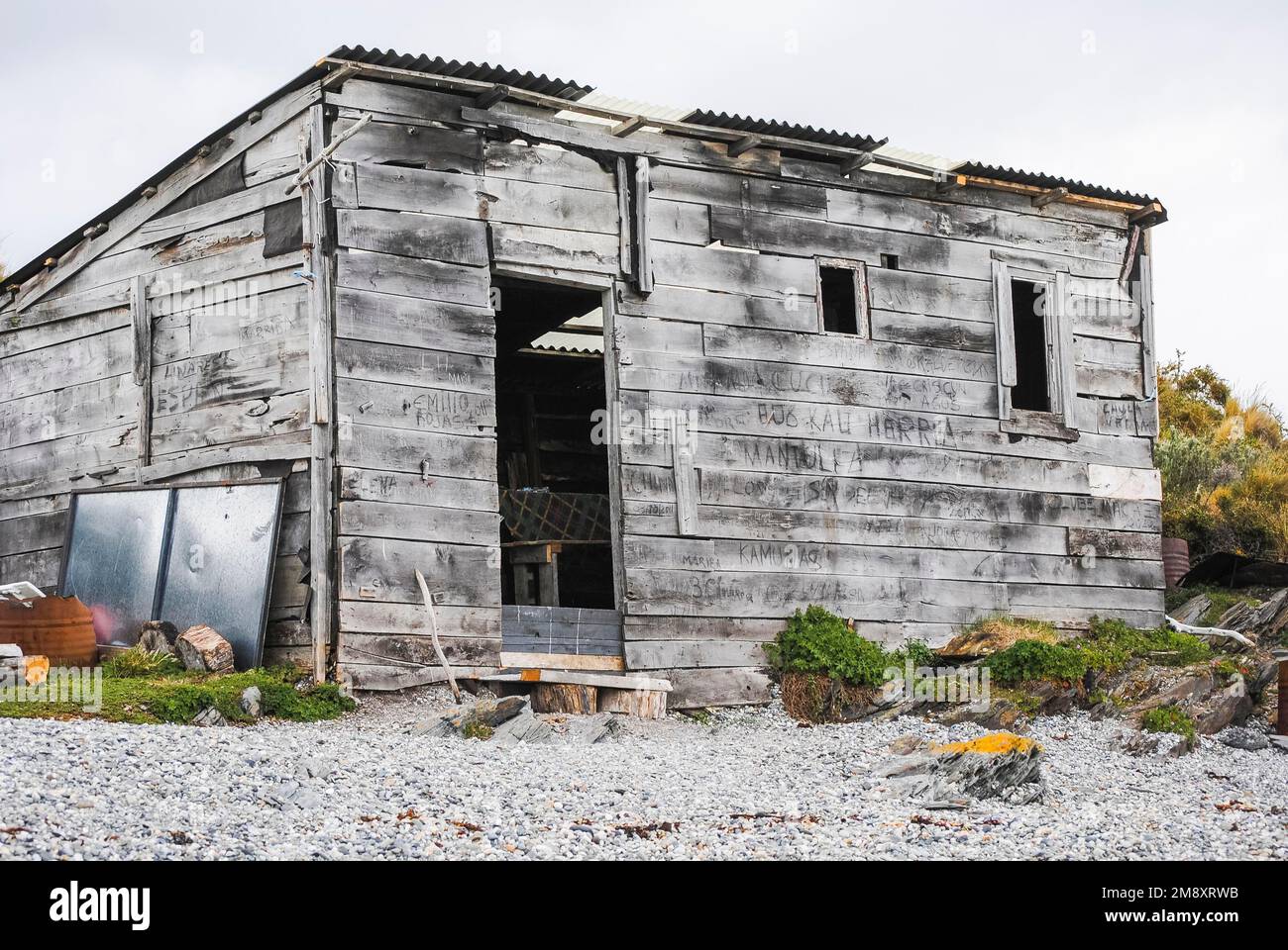 Holzhütte mit Blechdach und ohne Tür in Ushuaia, Tierra del Fuego, Argentinien Stockfoto