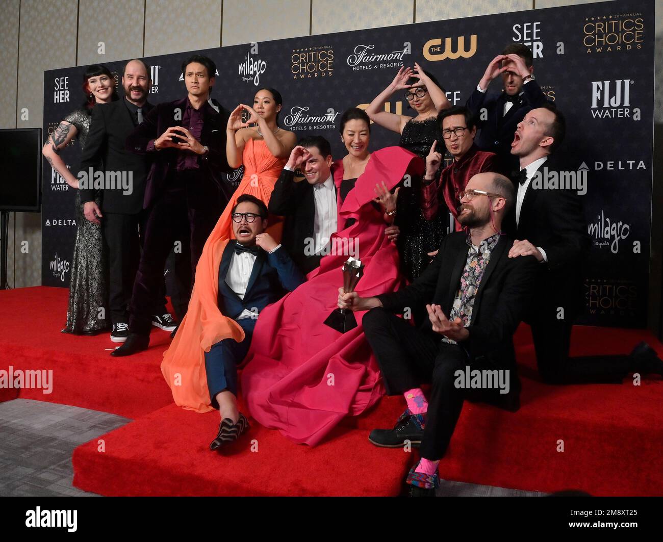 Los Angeles, Usa. 15. Januar 2023. (L-R) Kelsi Ephraim, Jason Kisvarday, Zak Stoltz, Harry Shum Jr., Stephanie Hsu, Dan Kwan, Jonathan Wang, Michelle Yeoh, Shirley Kurata, Ke Huy Quan, Paul Rogers, Daniel Scheinert und Jon Read treten am Sonntag, den 15. Januar 2023, bei den Critics' Choice Awards 28. im Fairmont Century Plaza in Los Angeles hinter den Kulissen mit dem Best Picture Award für „Everywhere All At Once“ auf. Foto: Jim Ruymen/UPI Credit: UPI/Alamy Live News Stockfoto