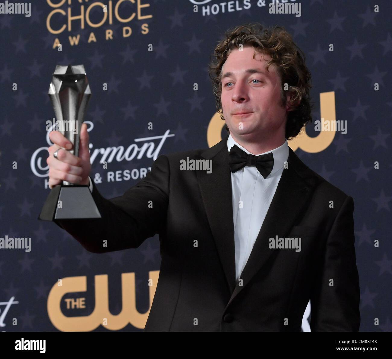 Los Angeles, Usa. 15. Januar 2023. Jeremy Allen White erscheint hinter der Bühne mit dem Preis für den besten Schauspieler in einer Comedy-Serie für den Bären. Während der jährlichen Critics' Choice Awards 28. im Fairmont Century Plaza in Los Angeles am Sonntag, den 15. Januar 2023. Foto: Jim Ruymen/UPI Credit: UPI/Alamy Live News Stockfoto