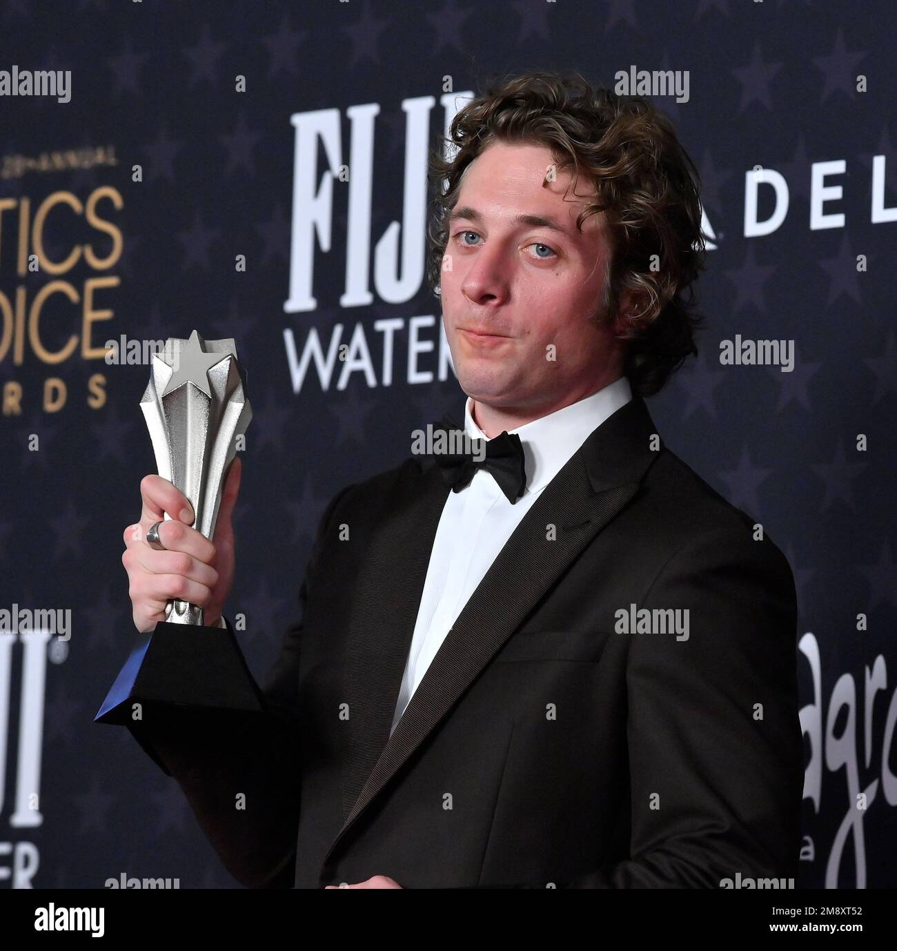 Los Angeles, Usa. 15. Januar 2023. Jeremy Allen White erscheint am Sonntag, den 15. Januar 2023, hinter der Bühne mit dem Preis für den besten Schauspieler in einer Comedy-Serie für „The Bear“ bei den Critics' Choice Awards 28. im Fairmont Century Plaza in Los Angeles. Foto: Jim Ruymen/UPI Credit: UPI/Alamy Live News Stockfoto