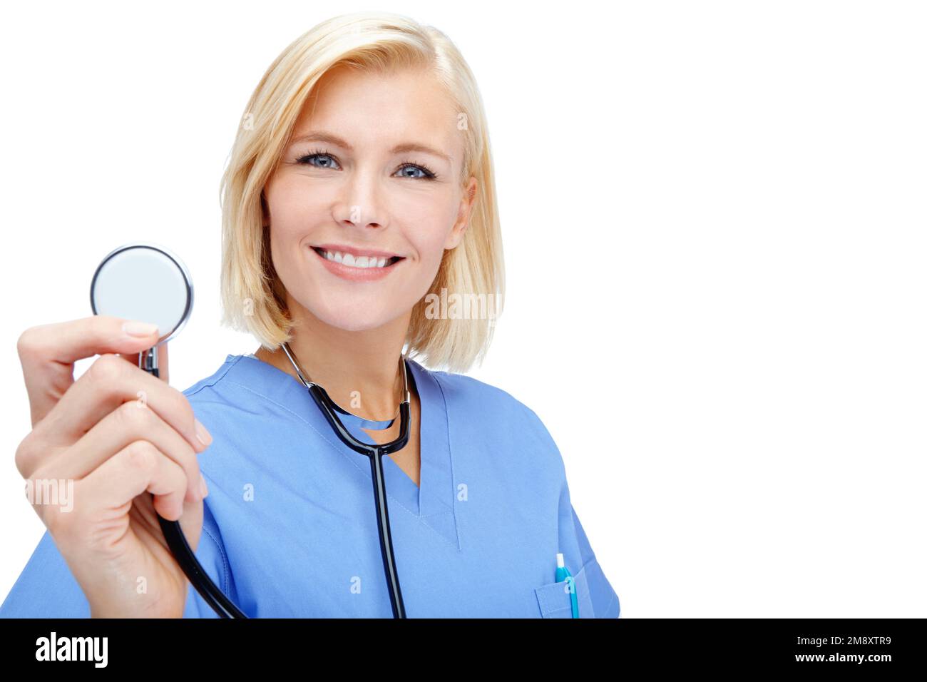 Krankenschwester, Porträt und medizinisches Stethoskop prüfen isolierten weißen Hintergrund in Herz-Kreislauf, Lunge oder Herzgesundheit. Lächeln, glückliche Frau und Gesicht von Stockfoto