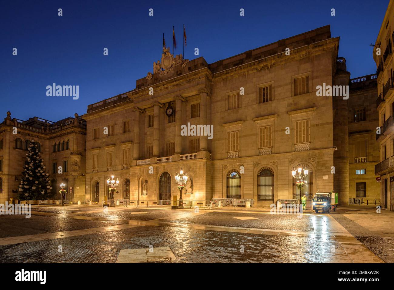 Rathaus von Barcelona und Sant Jaume-Platz zur blauen Stunde und bei Nacht (Barcelona, Katalonien, Spanien) ESP: Ayuntamiento de Barcelona y plaza de St Jaume Stockfoto