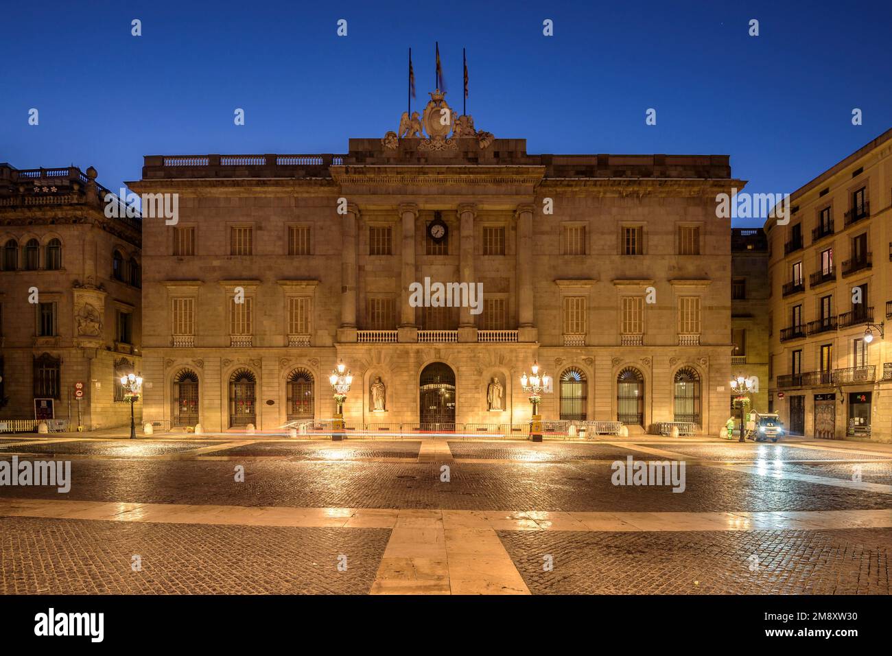 Rathaus von Barcelona und Sant Jaume-Platz zur blauen Stunde und bei Nacht (Barcelona, Katalonien, Spanien) ESP: Ayuntamiento de Barcelona y plaza de St Jaume Stockfoto