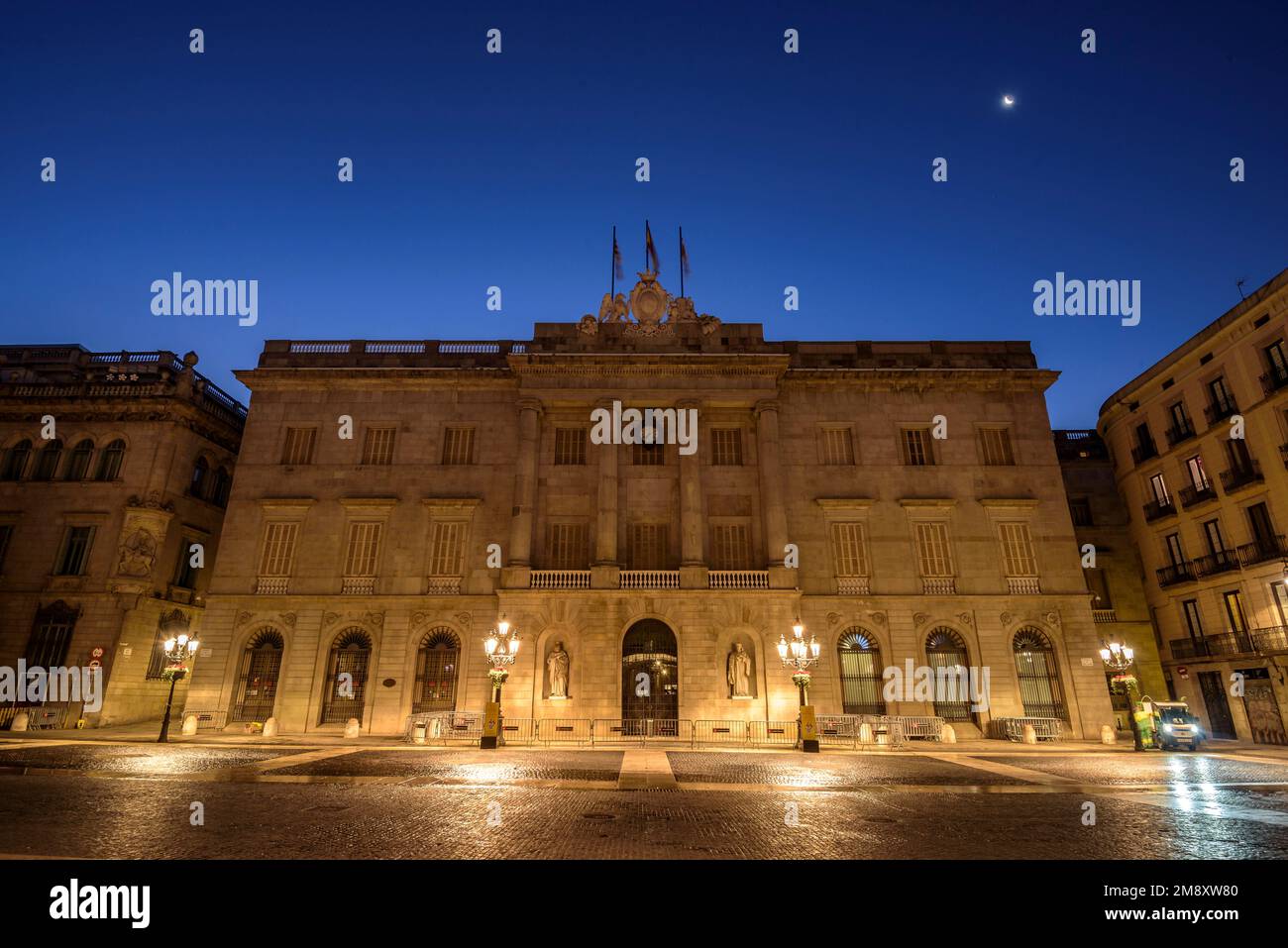 Rathaus von Barcelona und Sant Jaume-Platz zur blauen Stunde und bei Nacht (Barcelona, Katalonien, Spanien) ESP: Ayuntamiento de Barcelona y plaza de St Jaume Stockfoto