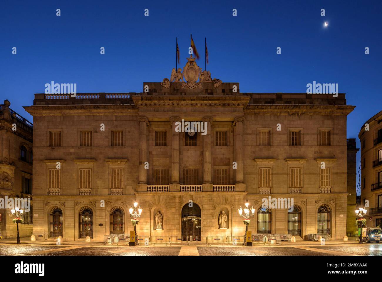 Rathaus von Barcelona und Sant Jaume-Platz zur blauen Stunde und bei Nacht (Barcelona, Katalonien, Spanien) ESP: Ayuntamiento de Barcelona y plaza de St Jaume Stockfoto