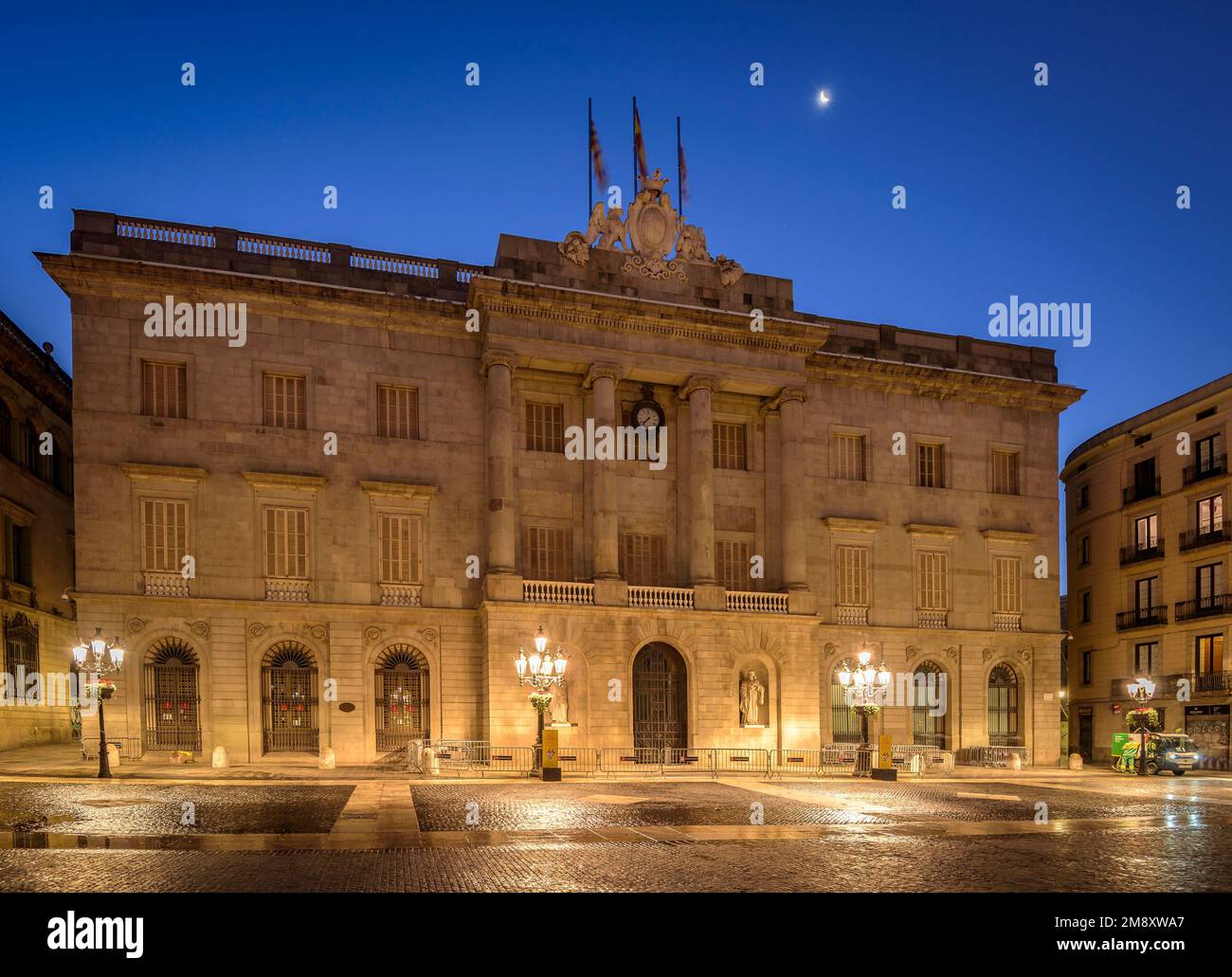 Rathaus von Barcelona und Sant Jaume-Platz zur blauen Stunde und bei Nacht (Barcelona, Katalonien, Spanien) ESP: Ayuntamiento de Barcelona y plaza de St Jaume Stockfoto