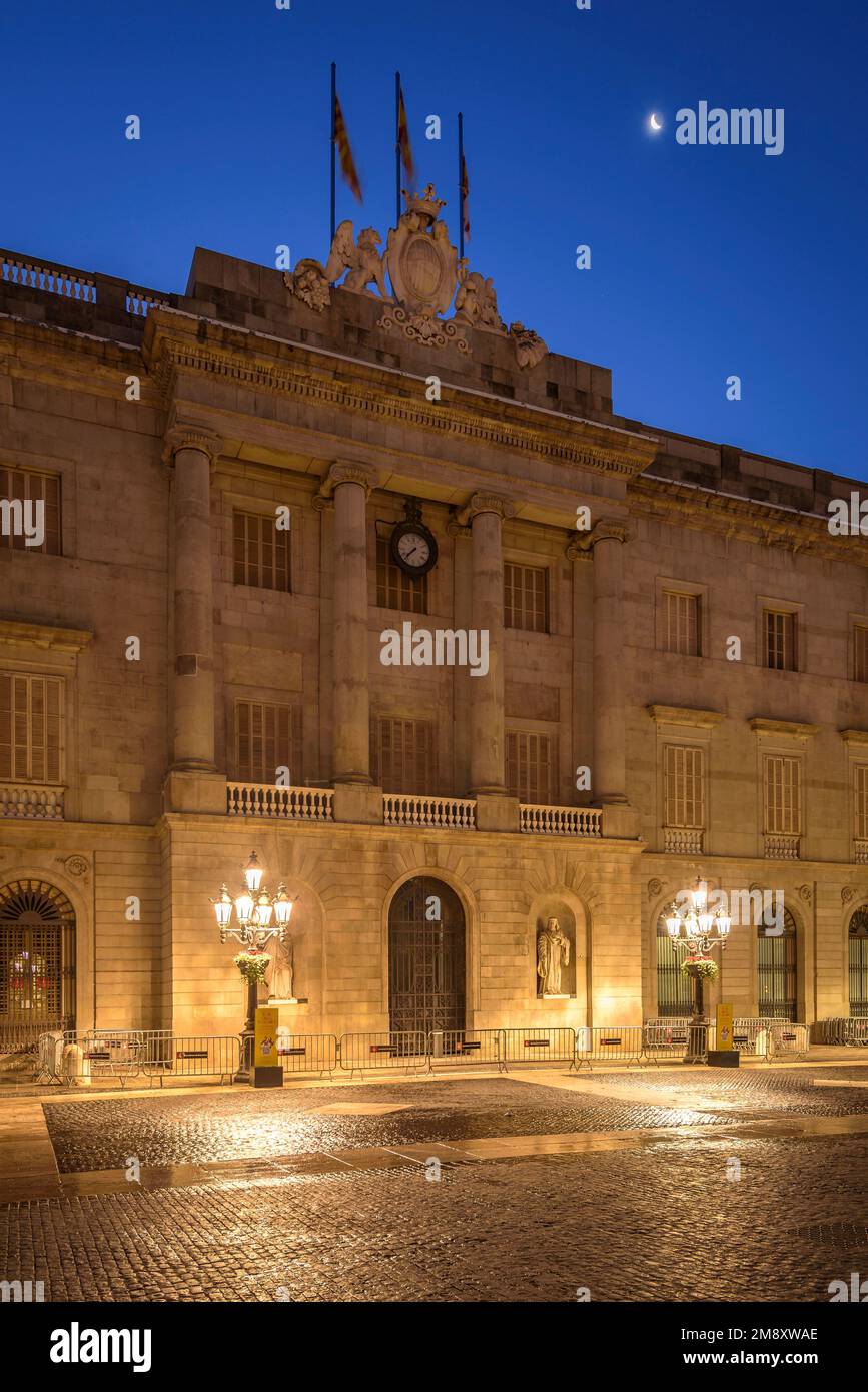 Rathaus von Barcelona und Sant Jaume-Platz zur blauen Stunde und bei Nacht (Barcelona, Katalonien, Spanien) ESP: Ayuntamiento de Barcelona y plaza de St Jaume Stockfoto