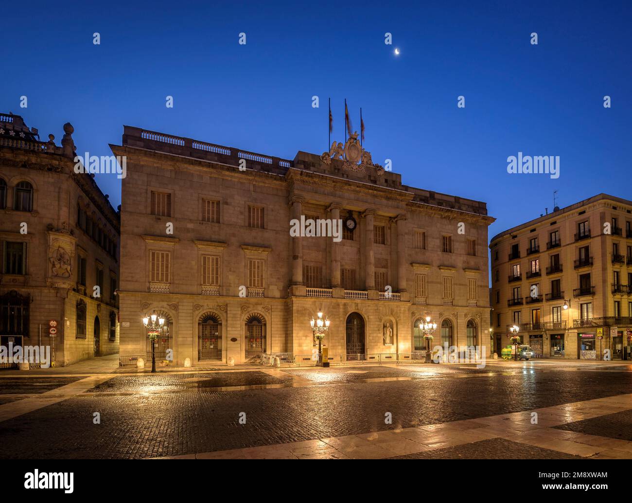 Rathaus von Barcelona und Sant Jaume-Platz zur blauen Stunde und bei Nacht (Barcelona, Katalonien, Spanien) ESP: Ayuntamiento de Barcelona y plaza de St Jaume Stockfoto