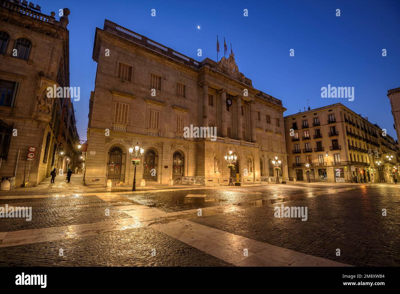 Rathaus von Barcelona und Sant Jaume-Platz zur blauen Stunde und bei Nacht (Barcelona, Katalonien, Spanien) ESP: Ayuntamiento de Barcelona y plaza de St Jaume Stockfoto