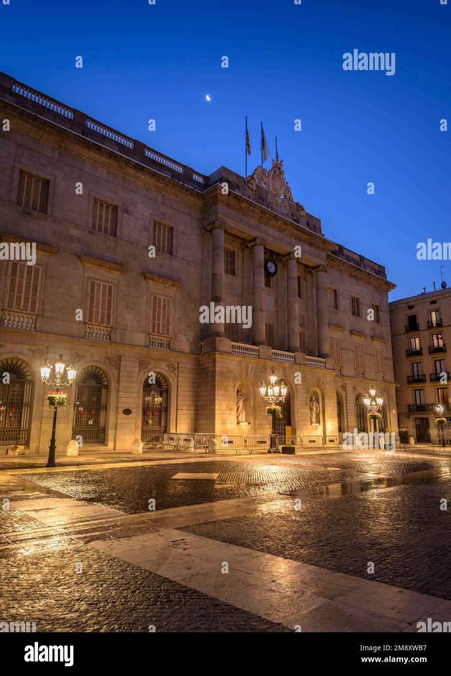 Rathaus von Barcelona und Sant Jaume-Platz zur blauen Stunde und bei Nacht (Barcelona, Katalonien, Spanien) ESP: Ayuntamiento de Barcelona y plaza de St Jaume Stockfoto