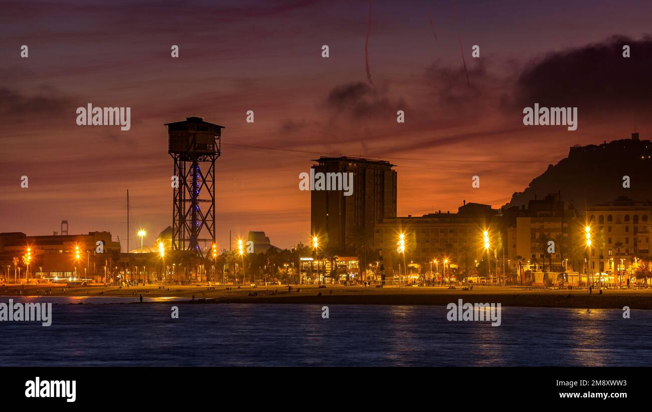 Eng: Strand Barceloneta in der Abenddämmerung (Barcelona, Katalonien, Spanien) ESP: La playa de la Barceloneta en el crepúsculo (Barcelona, Cataluña, España) FR: PL Stockfoto