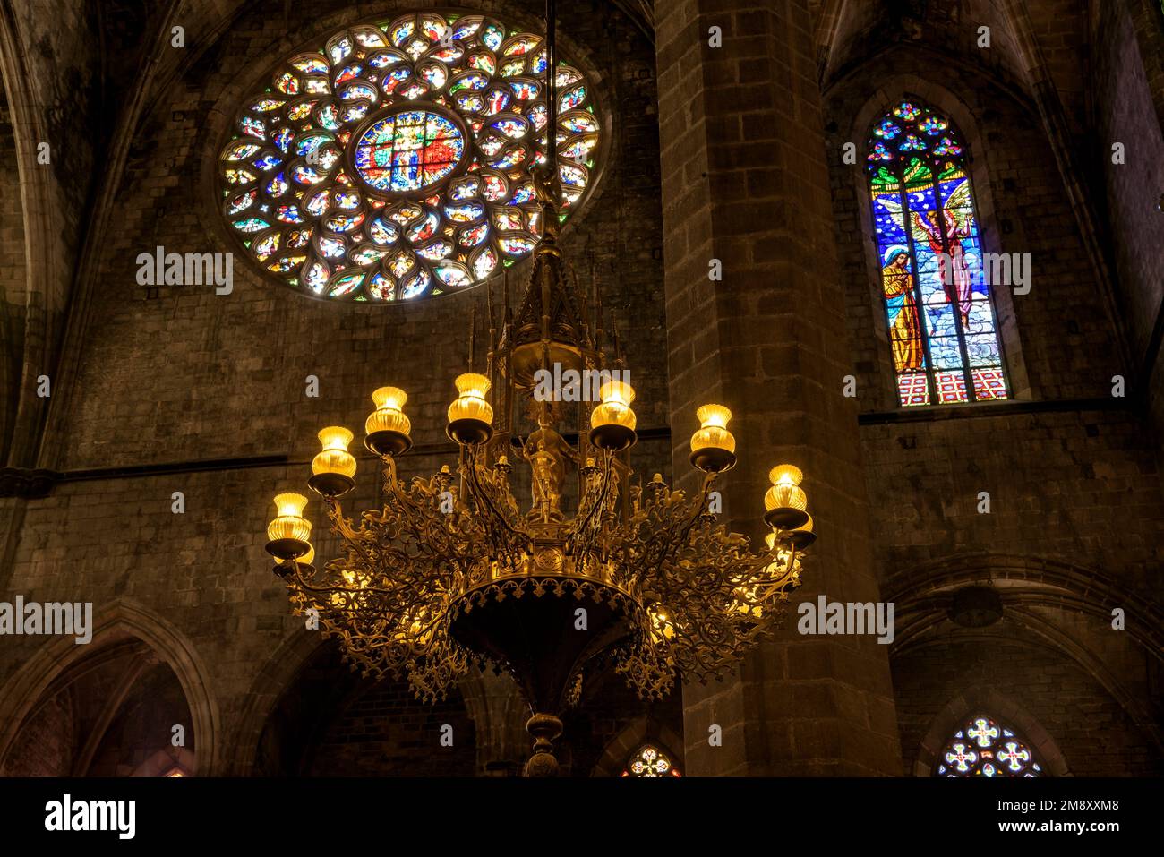 Kronleuchter und Buntglasfenster in der Basilika Santa Maria del Mar (Barcelona, Katalonien, Spanien) ESP: Candelabro y Vitrales en Barcelona Stockfoto