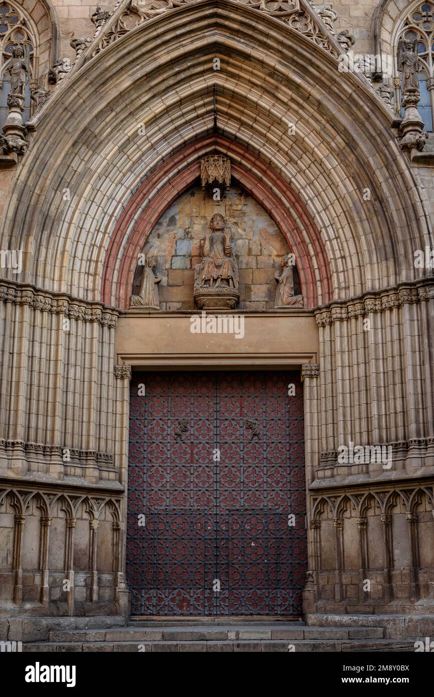 Gotische Eingangstür zur Basilika Santa Maria del Mar (Barcelona, Katalonien, Spanien) ESP: Portada de entrada gótica a Santa Maria del Mar Stockfoto