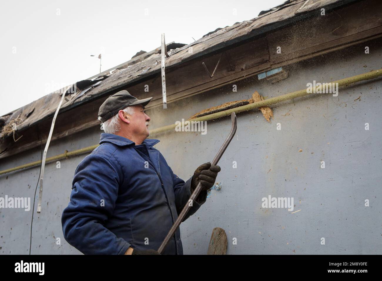 Nicht exklusiv: KOPYLIV, UKRAINE - 15. JANUAR 2023 - Ein Mann repariert ein Haus, das durch die Bombardierung durch russische Truppen, Kopyliv, Kiew Region, Nordukraine beschädigt wurde Stockfoto