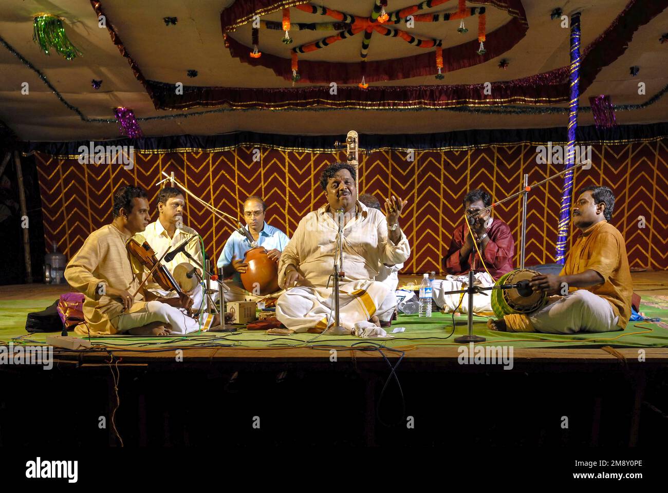 Indische klassische Musik während des Vinayak Chaturthi Ganesh Chaturthi Festivals im Sri Karpaga Vinayakar Tempel in Pillaiyarpatti in der Nähe von Karaikudi, Tamil Stockfoto