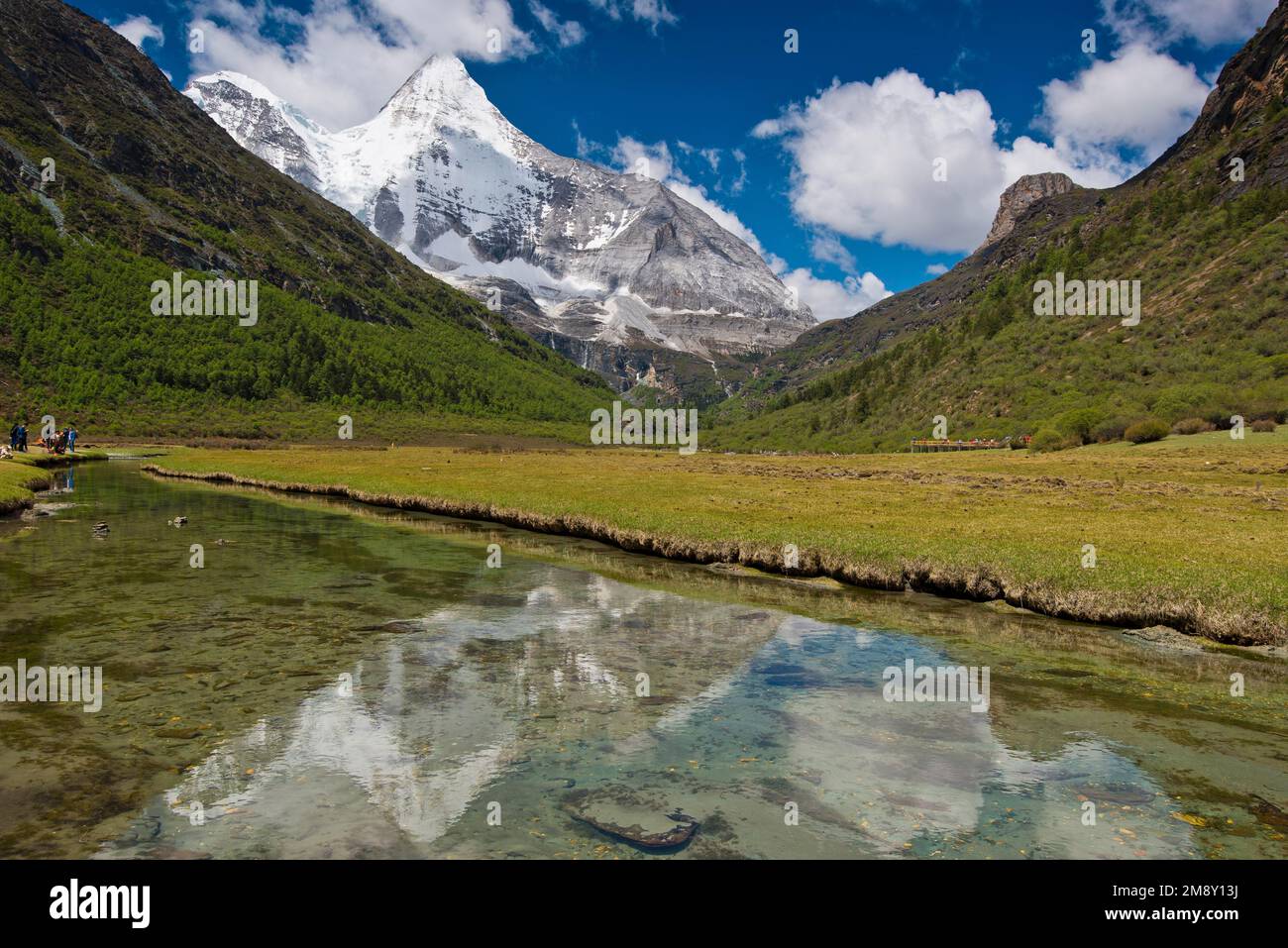 Heiliger Berg Jampelyang, 5958 m, Luorong-Grasland, Luorong-Weide, Yading-Nationalpark, Himalaya, Daocheng County, Sichuan, Osttibet, Tibet Stockfoto