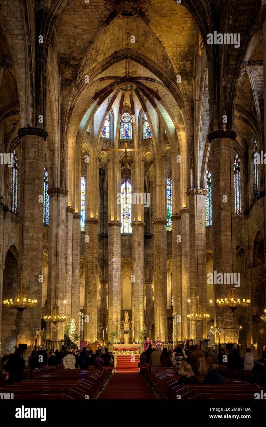 Innere der gotischen Basilika Santa Maria del Mar (Barcelona, Katalonien, Spanien) ESP: Interior de la Basílica gótica de Santa Maria del Mar España Stockfoto
