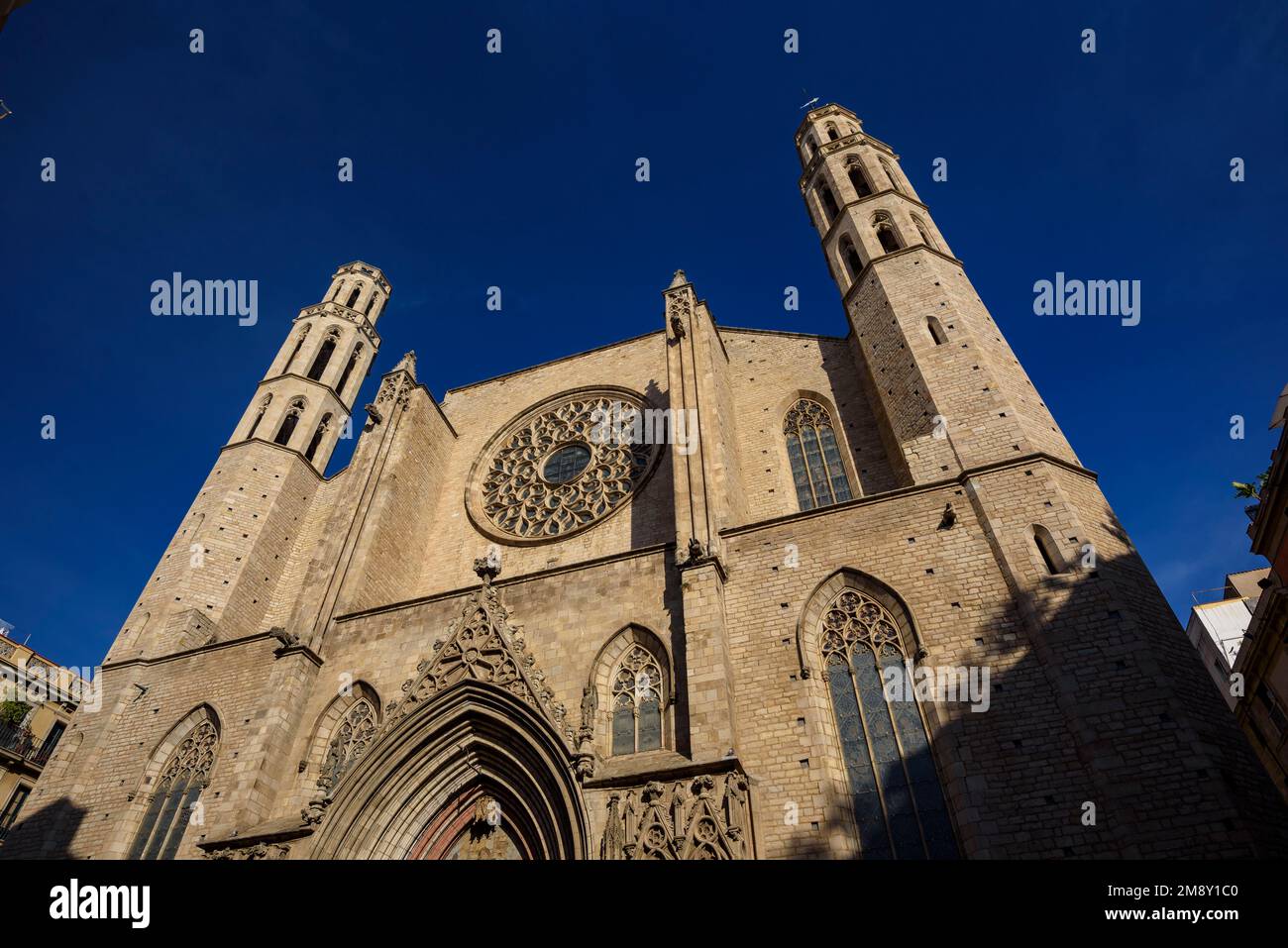 Hauptfassade und Glockentürme von Santa Maria del Mar (Barcelona, Katalonien, Spanien) ESP: Fachada Principal y campanarios de Santa Maria del Mar, España Stockfoto