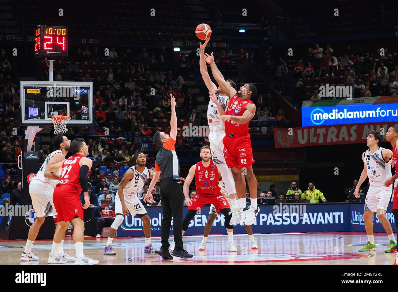 Mediolanum Forum, Mailand, Italien, 15. Januar 2023, Beginn des Spiels während der EA7 Emporio Armani Milano vs Bertram Yachts Derthona Tortona - Italienischer Basketball A Series Championship Stockfoto