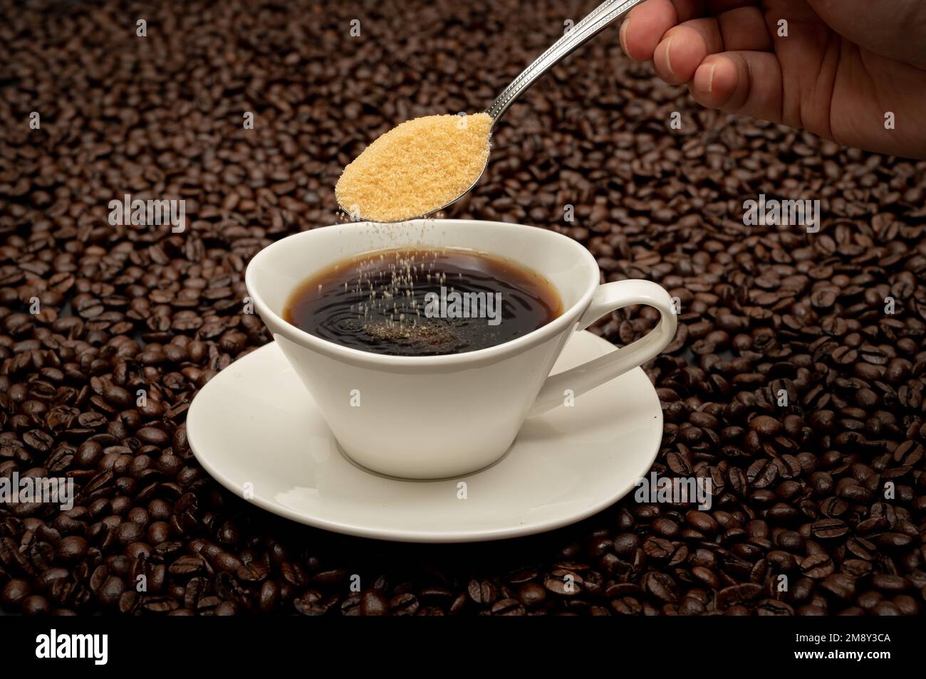 Eine Tasse Kaffee auf braunen Kaffeebohnen Stockfoto
