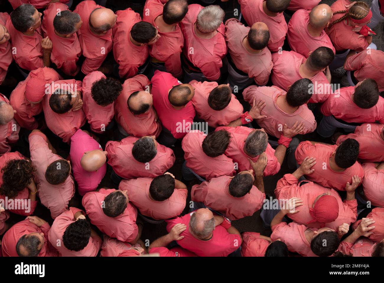 Bewohner von Colla Vella dels Xiquets de Valls feiern nach der Fertigstellung eines „castell“ (eines menschlichen Turms) beim Santa Úrsula Festival 2022 in Valls Stockfoto