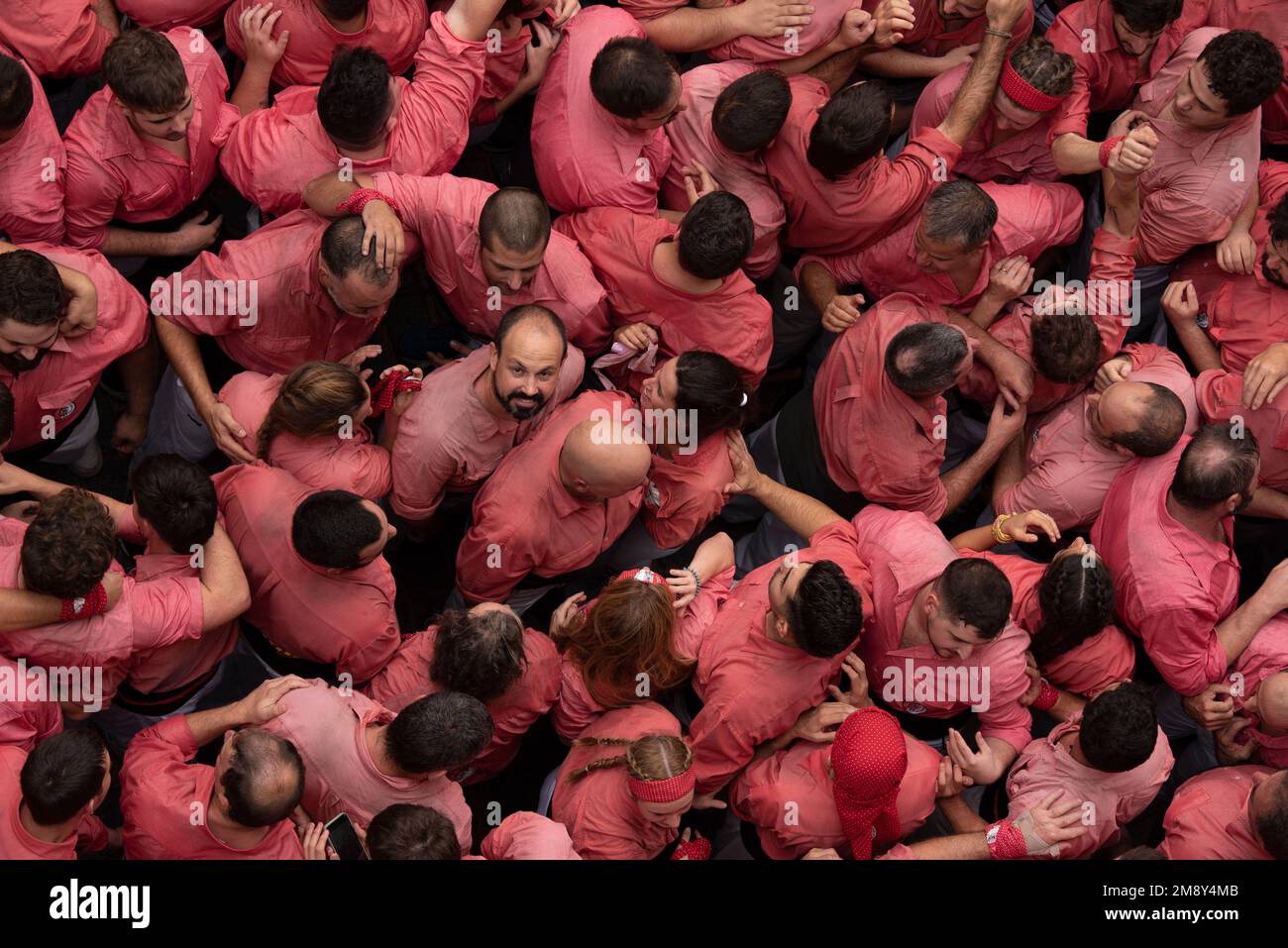 Bewohner von Colla Vella dels Xiquets de Valls feiern nach der Fertigstellung eines „castell“ (eines menschlichen Turms) beim Santa Úrsula Festival 2022 in Valls Stockfoto