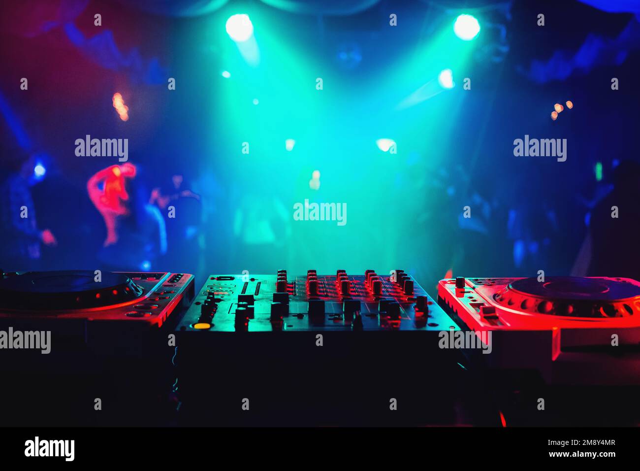 Musik-Mixer-Controller in DJ-Stand auf Tanzfläche Hintergrund in Nachtclub auf Party Stockfoto