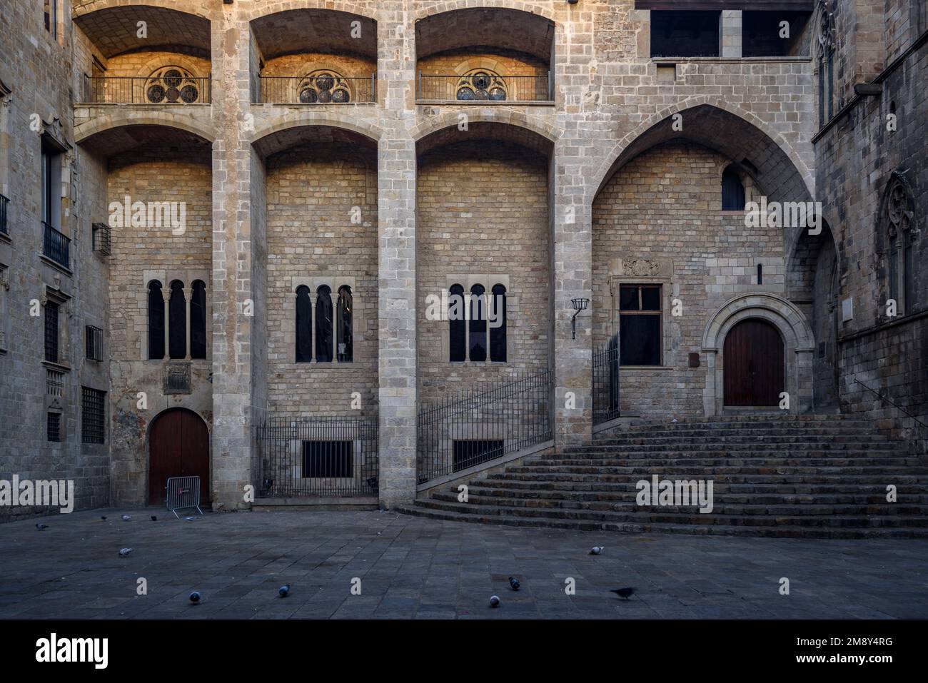 Plaza del Rei bei Sonnenaufgang, im gotischen Viertel von Barcelona (Katalonien, Spanien) ESP: Plaza del Rey al amanecer, en el Barrio Gótico, Barcelona Stockfoto