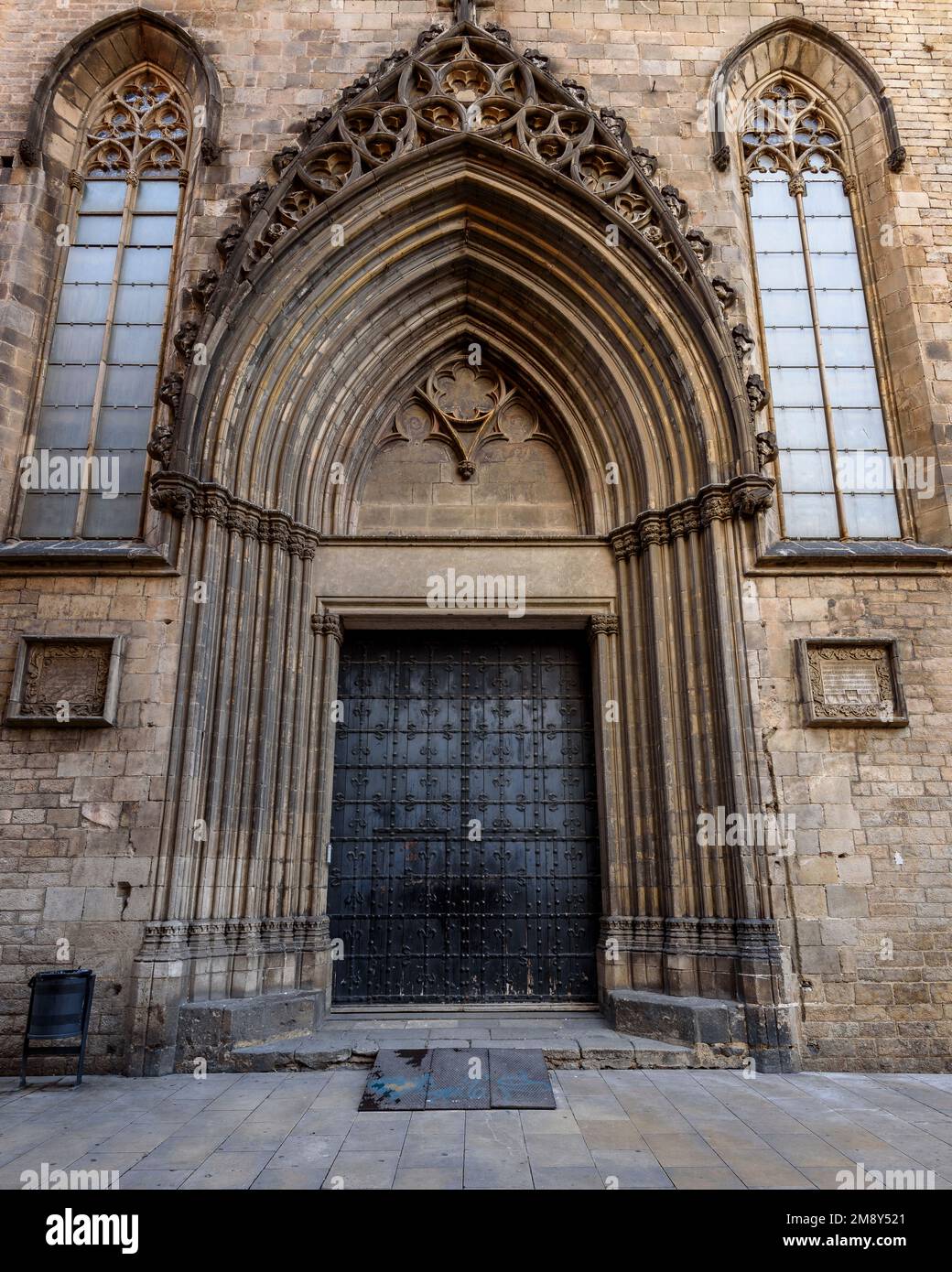 Seitenportal der Basilika Santa Maria del Mar (Barcelona, Katalonien, Spanien) ESP: Portada lateral de la Basílica de Santa Maria del Mar, Barcelona Stockfoto