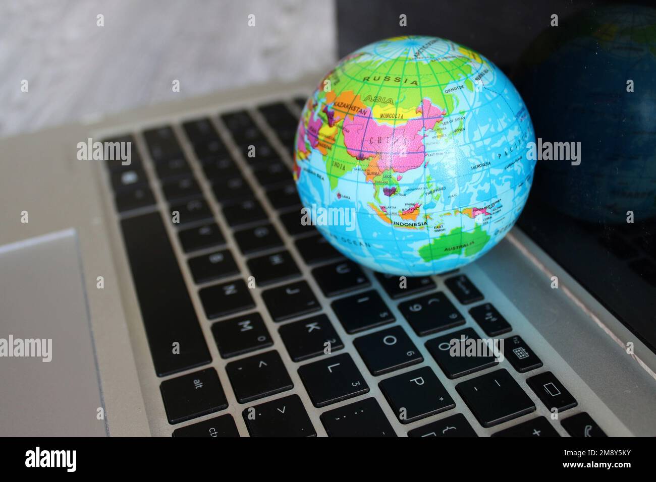 Weltkarte auf der Laptop-Tastatur. Technologie- und Kommunikationskonzept Stockfoto