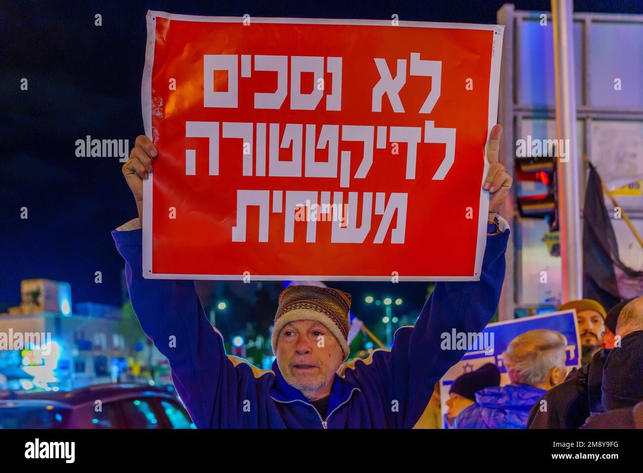 Haifa, Israel - 14. Januar 2023: Die Menschen protestieren mit Zeichen gegen die Legislativpläne der neuen Regierung in Haifa, Israel Stockfoto