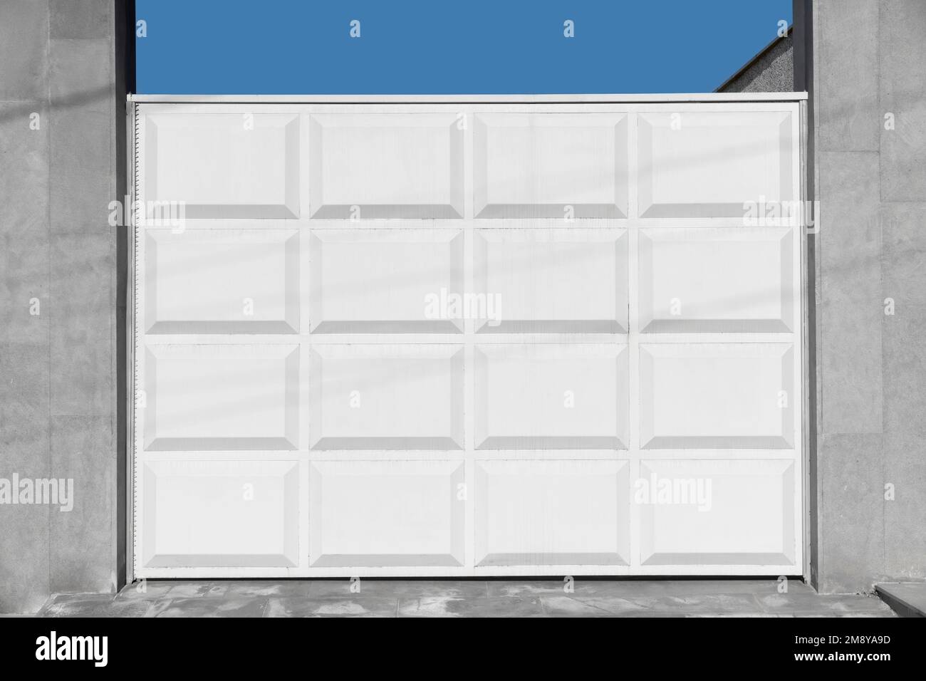 Modernes Schiebetor aus weißem Aluminium. Torportal des Vorstadthauses. Stockfoto